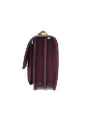 Malá dámska kabelka bordovej farby s elegantným zapínaním TOREC-1322-4D(Z26), bočný pohľad na produkt na bielom pozadí.