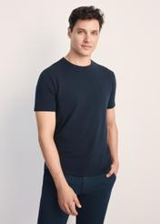 Pánske bavlnené tričko v tmavomodrej farbe TSHMT-0120-69(Z25), pohľad spredu na produkt na modelke, viditeľná polovica siluety.
