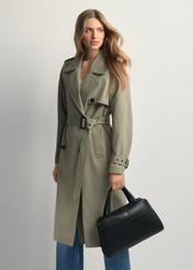 Čierna kožená dámska kabelka TORES-1240-99(W26), pohľad na produkt spredu na modelke, viditeľná polovica siluety.