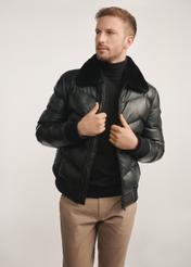 Čierna pánska kožená bunda so zateplením KURMS-0377-1127(Z25), pohľad na produkt spredu na modelke, viditeľná polovica siluety.
