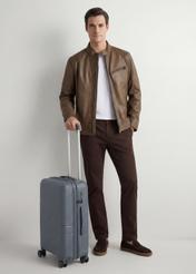 Malý kufor na kolieskach WALPP-0021-9B-19(W26), diagonálny pohľad na produkt vedľa siluety modelky.