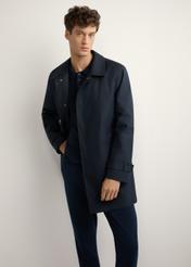 Pánska zateplená bunda KURMT-0408-7D(W26) v tmavomodrej farbe - pohľad spredu na výrobok, modelovaný na svetlom pozadí. Viditeľná silueta po kolená.