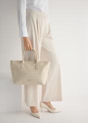 Dámske lodičky z krémovej kože BUTYD-1031A-0B(W26), bočný pohľad na produkt na modelke, viditeľná polovica siluety.