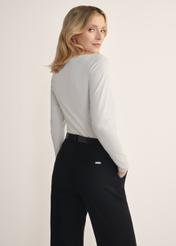 Béžová dámska blúzka s dlhým rukávom LSLDT-0038-81(KS), pohľad na produkt zozadu na modelke, viditeľná polovica siluety.