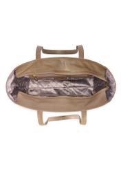 Dámska kožená nákupná taška tmavohnedej farby TORES-0971 F-1K(W26) - pohľad na produkt zhora, na bielom pozadí.