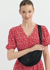 Čierna polkruhová taška cez rameno TOREN-0315-99(W25), pohľad spredu na produkt na modeli. Viditeľná je polovica siluety.