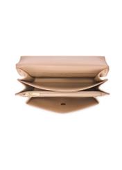 Béžová dámska kabelka s monogramom TOREC-1155-1A(W26), pohľad na produkt zozadu na bielom pozadí.