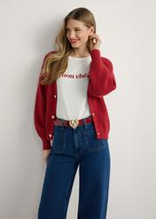 Červený dámsky kardigan KARDT-0062-4B(W26), pohľad spredu na produkt na modelke. Viditeľná polovica siluety.