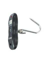 Digitálna váha na batožinu AW-010-0001-99(W25), diagonálny pohľad na produkt bez obalu na bielom pozadí.