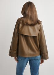 Dámska khaki kožená bunda KURDS-0604-8D(W26), pohľad na modelku zozadu. Viditeľná polovica siluety.