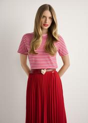 Dámske ružové pruhované tričko TSHDT-0150-5P(W26), pohľad spredu na produkt na modelke. Viditeľná polovica siluety.