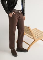 Tmavohnedá kožená športová obuv BUTYM-0503A-1I(W26), bočný pohľad na produkt na nohách modelky.