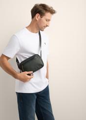 Pánska mestská crossbody kabelka TORMN-0434-99(Z26), pohľad spredu na modelku na siluete, na svetlom pozadí.