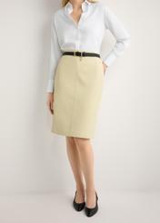 Žltá kožená sukňa SPCDS-0031-2A(W26), pohľad spredu na produkt na modelke. Viditeľná polovica siluety.