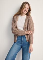 Dámsky kardigan ťavej farby KARDT-0054-24(Z25) - pohľad spredu na bielom pozadí. Viditeľná polovica siluety.