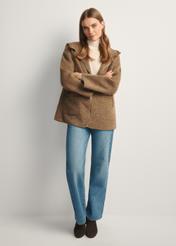 Hnedý vlnený dámsky kabát s kapucňou PLADT-0064-89(Z25), pohľad spredu na výrobok na modelke, viditeľná je celá silueta.