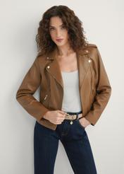 Dámska béžová kožená bunda KURDS-0601-1B(W26), pohľad spredu na produkt na modelke. Viditeľná polovica siluety.