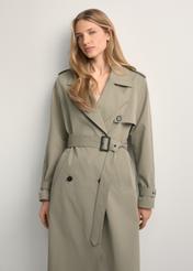 Dámsky kabát dlhej farby šalvie KURDT-0512-8F(W26), pohľad spredu na výrobok na modelke. Viditeľná polovica siluety.