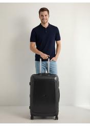 Veľký kufor na kolieskach WALPC-0014-99-28(W26), pohľad spredu na produkt vedľa siluety modelky.