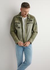 Pánska khaki prechodná bunda KURMS-0405-8F(W26), pohľad spredu na siluetu modelu. Viditeľná je polovica siluety.