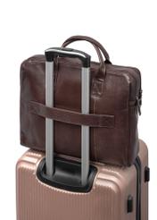 Hnedá kožená pánska taška TORMS-0460-89(Z25), pohľad na produkt zozadu na kufri na bielom pozadí.