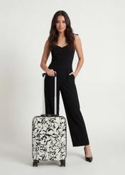 Malý vzorovaný kufor na kolieskach WALAB-0074-1P-19(W26), pohľad spredu na produkt vedľa siluety modelky.