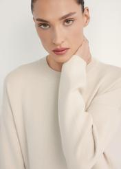 Béžové dámske šaty SUKDT-0260-1A(W26), detailný pohľad na produkt na modelke.