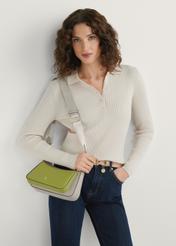 Dvojdielna dámska kabelka TOREC-1187-1K(W26) - pohľad na produkt mierne diagonálny, na modeli, na svetlom pozadí. Viditeľná silueta po kolená.