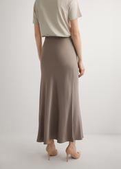 Hnedá dámska sukňa SPCDT-0122-1K(W26), pohľad zozadu na modelku. Viditeľná polovica siluety.