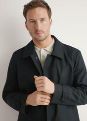 Čierna pánska bunda so zateplením KURMT-0408-99(W26), detailný záber produktu na siluete modelu.