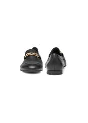 Dámske kožené čierne mokasíny s retiazkou BUTYD-0914A-99(W26), pohľad na produkt spredu a zozadu na bielom pozadí.