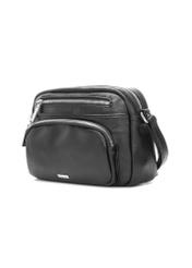 Čierna dámska kabelka cez rameno TOREC-1123-99(W26), diagonálny pohľad na produkt na bielom pozadí.