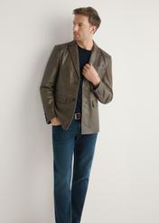 Pánska hnedá kožená bunda KURMS-0402-1H(W26) - pohľad spredu na výrobok, na modeli, na svetlom pozadí. Viditeľná celá silueta.