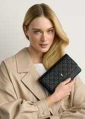 Malá dámska kabelka v čiernej farbe TOREC-1178-9P(W26), pohľad na produkt v ruke modelky, na svetlom pozadí.