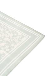 Zelená dámska kvetinová šatka SZADT-0190-8P(W26), detailný záber na bielom pozadí.