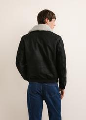 Čierna kožená bomber bunda KURMS-0423-99(Z26), pohľad zozadu na modelku. Viditeľná polovica siluety.
