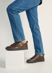 Tmavohnedé pánske kožené topánky BUTYM-0430A-1I(W26), bočný pohľad na produkt na nohách modelu.