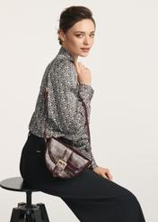 Hnedá kožená kabelka v krokodílom štýle TORES-0707F-1H(W26), pohľad na produkt na ramene modelky. Viditeľná polovičná silueta.