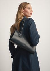 Čierna kožená podlhovastá dámska kabelka TORES-1259-99(W26) - diagonálny pohľad na produkt, na modeli, na bielom pozadí.