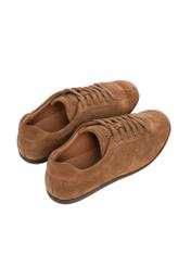 Dámske semišové tenisky v koňakovej farbe BUTYD-1293-1F(Z26) - pohľad na produkt zhora, na bielom pozadí.