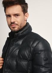 Čierna pánska kožená zateplená bunda KURMS-0375-2872(Z25), bočný pohľad na produkt na modeli, detailný záber na rameno.