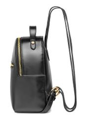 Malý čierny dámsky batoh TOREC-1128-99(W26), pohľad na produkt z boku na bielom pozadí.