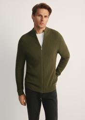 Pánsky khaki sveter na zips SWEMT-0176-55(Z25), pohľad spredu na modelku. Viditeľná polovičná silueta.