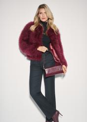 Bordová malá kožená kabelka TORES-1188-49(Z25) - pohľad spredu na produkt, na modeli, na bielom pozadí.