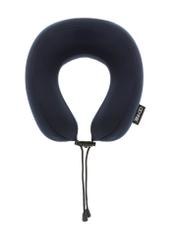 Mäkký cestovný vankúš v tmavomodrej farbe AW-014-0005-7D(W26), pohľad spredu na bielom pozadí.