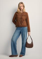 Malá hnedá hobo taška TOREC-1136-1H(W26), pohľad spredu na produkt v ruke modelky.