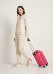 Malý kufor na kolieskach WALAB-0040-5E-19(W26), pohľad na produkt diagonálne vedľa modelu, viditeľná je celá silueta.