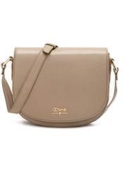 Tmavobéžová kožená polkruhová taška cez rameno TORES-0972F-1K(W26) - pohľad spredu na bielom pozadí.