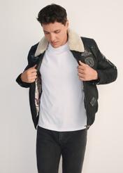 Pánska čierna kožená letecká taška KURMS-0214A-5365(Z25), pohľad spredu na produkt na modelke. Viditeľná polovica siluety.
