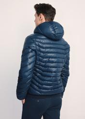 Pánska bunda v tmavomodrej farbe KURMT-0380-69(Z25), produkt viditeľný zozadu na modelke, viditeľná polovica siluety.